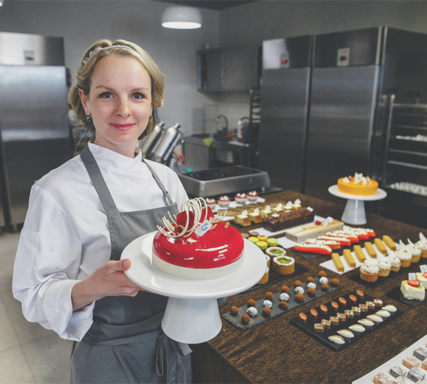 Женщина с тортом